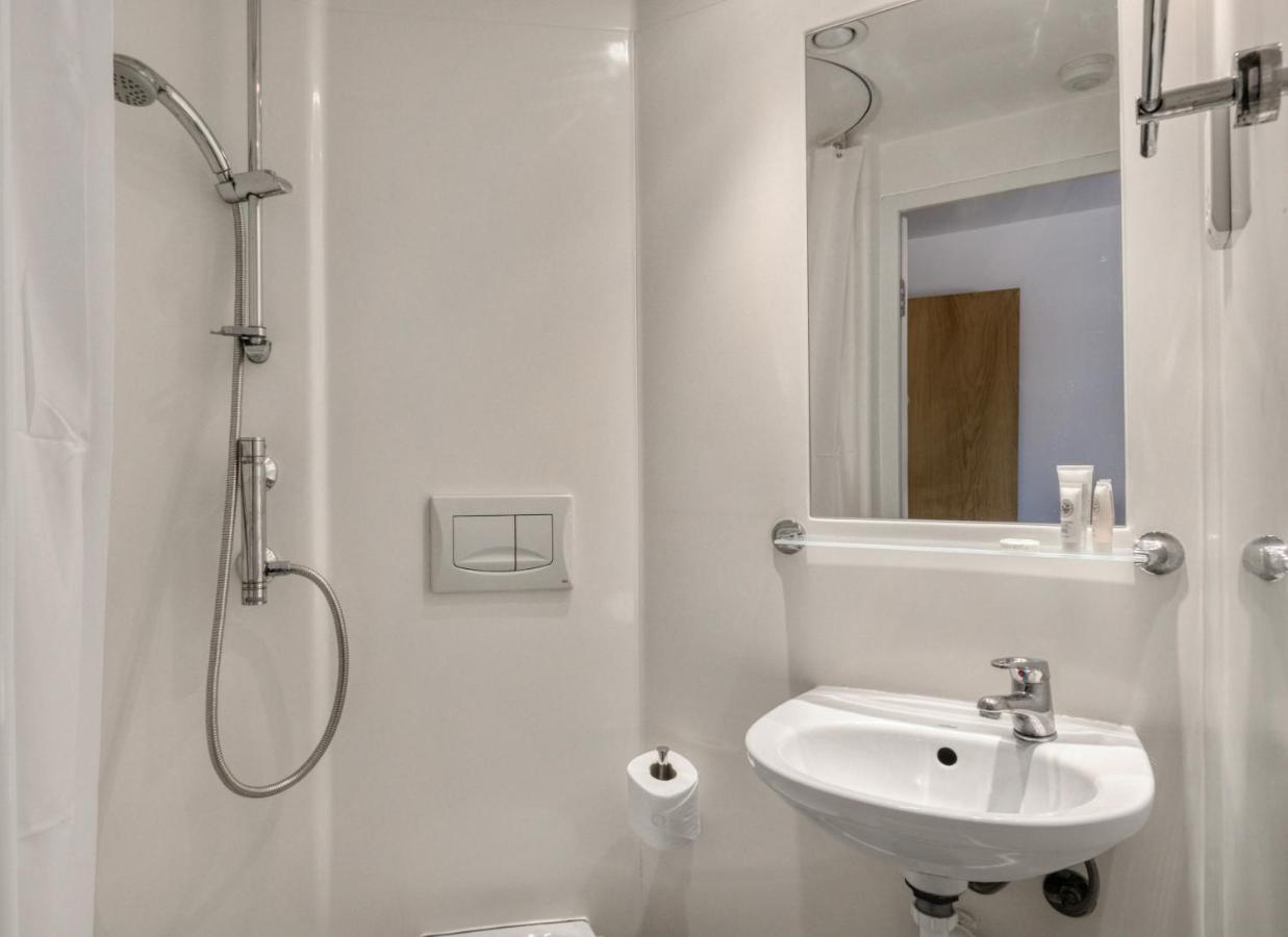 Bright & Central Room In Luton, Sleeps 2 Luton  Exterior photo